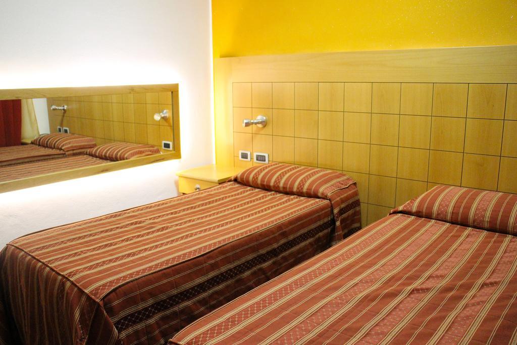 Orange Motel Vergiate Exterior foto