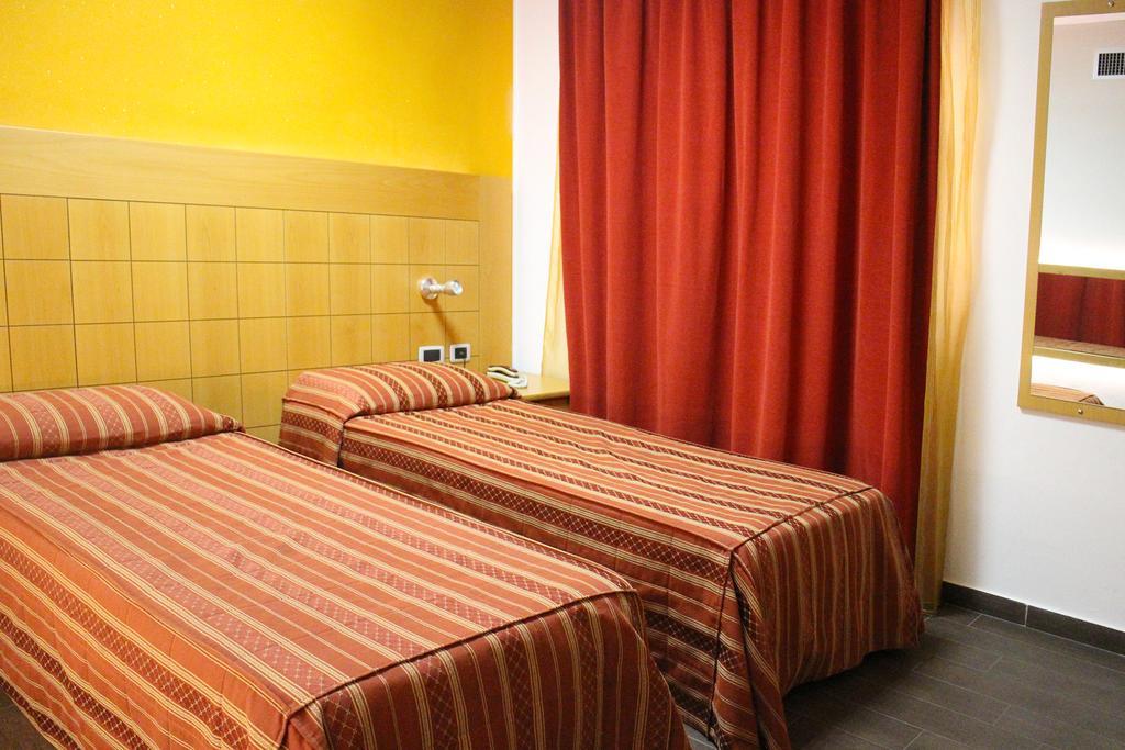 Orange Motel Vergiate Exterior foto