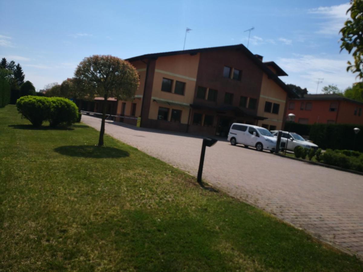 Orange Motel Vergiate Exterior foto